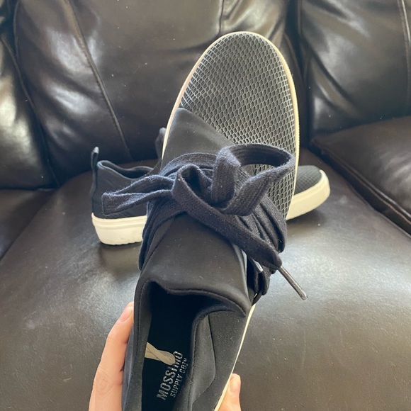 Women’s Canvas Shoes - Picture 2 of 3